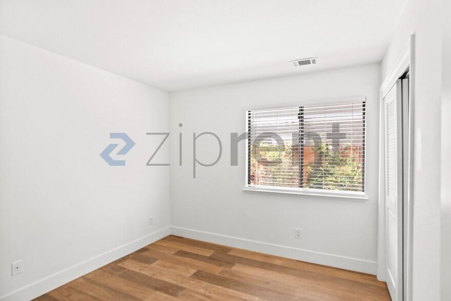 Building Photo - Unit