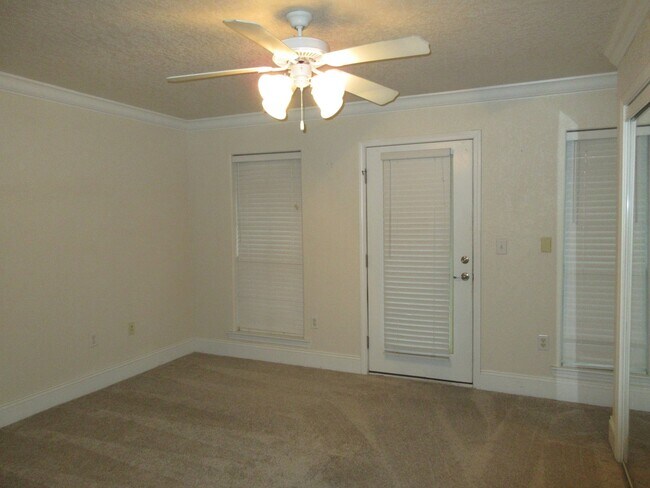 Building Photo - Great Townhome near Downtown