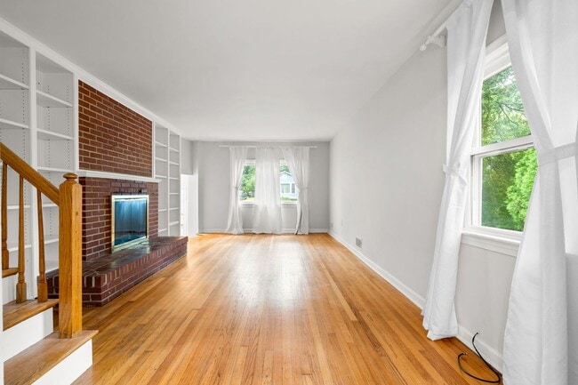 Building Photo - 3 Bed 2 Bath - Takoma Park Split Level - 1...