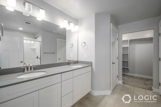 Building Photo - Gorgeous Townhome in Great Location!