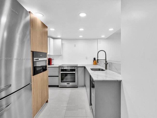 Building Photo - 10000 W Bay Harbor Dr