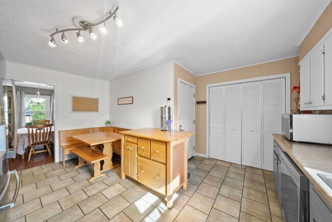 Building Photo - 3611 Bahama Dr
