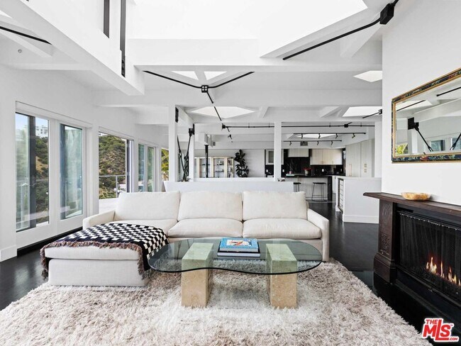 Building Photo - 1885 Sunset Plaza Dr