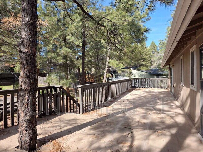 Building Photo - 2589 N Oakmont Dr