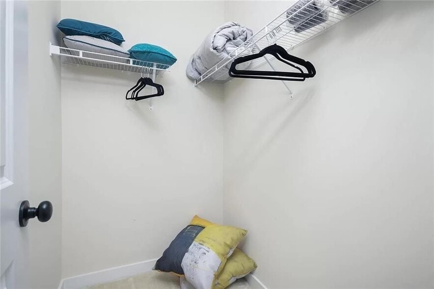 Building Photo - 2048 Holtz Ln