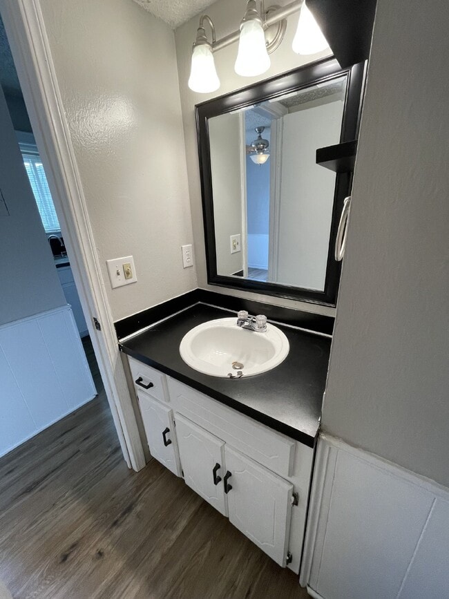 Building Photo - 3-Bed, 2.5 Bath Condo