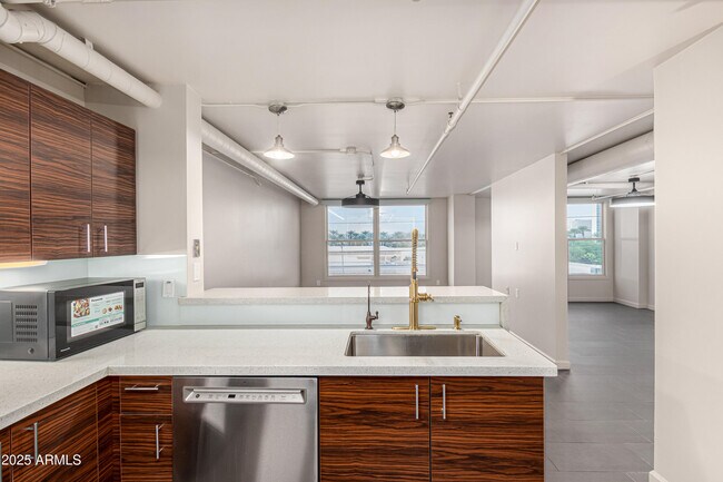 Building Photo - 535 W Thomas Rd