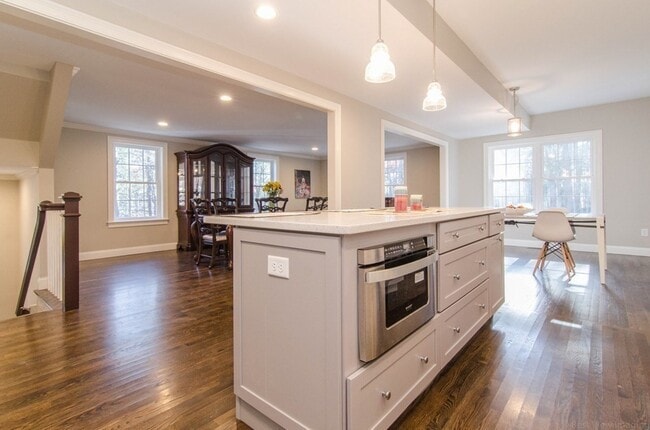 Building Photo - 718 Main St