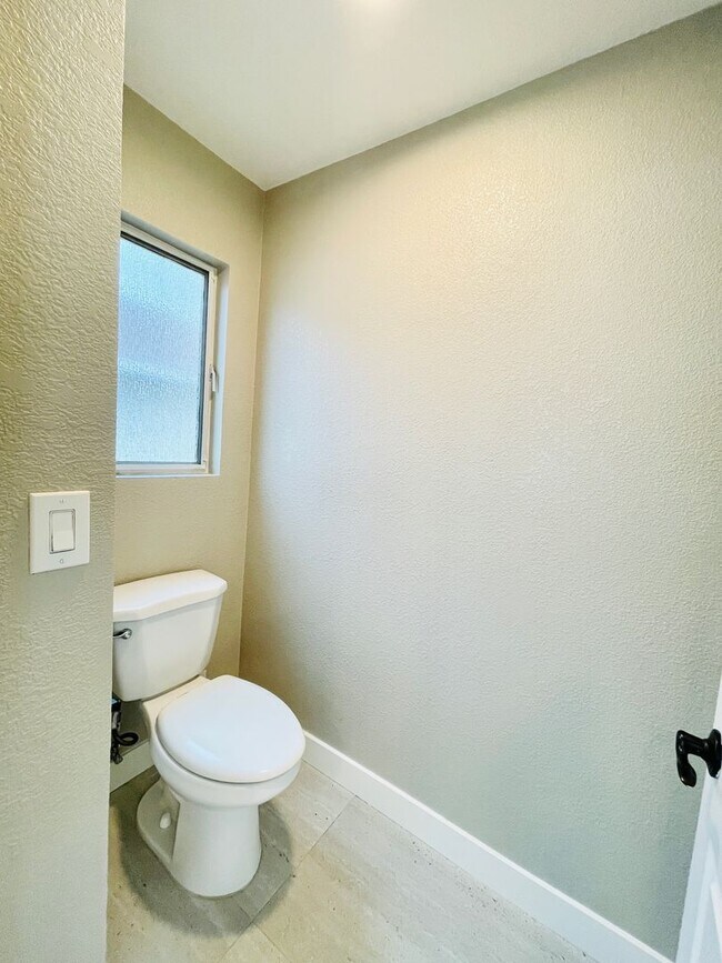 Building Photo - Beautiful 4 Bed 3 Bath + Huge Bonus Room A...