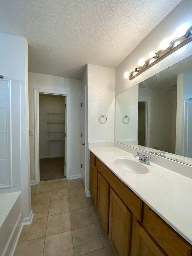 Building Photo - Adorable 3 Bedroom 3 Bath in Preston Green