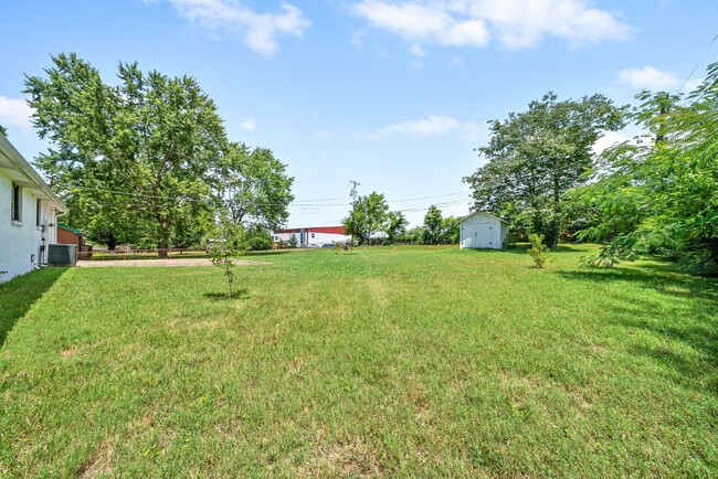 Building Photo - Renovated Ranch