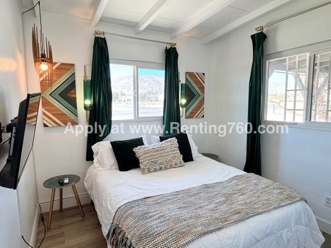 Building Photo - Cozy & Furnished 2 Bed 1 bath Home!