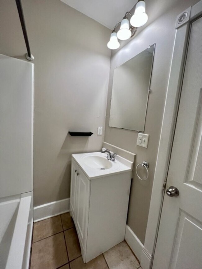 Building Photo - Centrally Located Pet Friendly Unit!