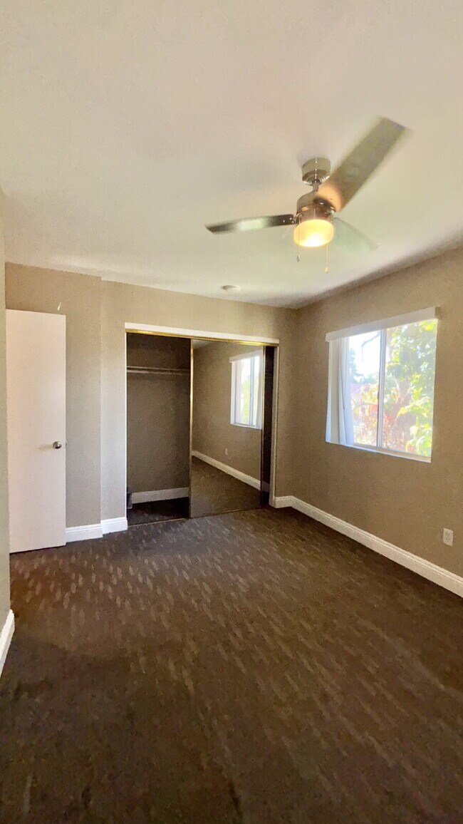 Building Photo - 2 Bedrooms Townhome Availble For Rent in I...