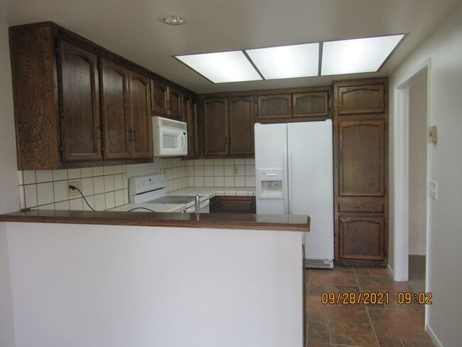 Building Photo - Country Club Condo Located On Hole 12