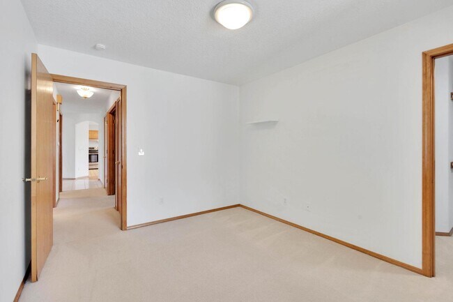 Building Photo - Bright, roomy 3-bdrm/2-bath home w/ office...