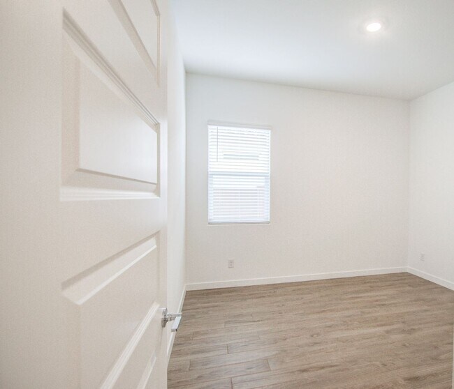 Building Photo - NEW 4 Bedroom home in Phoenix!