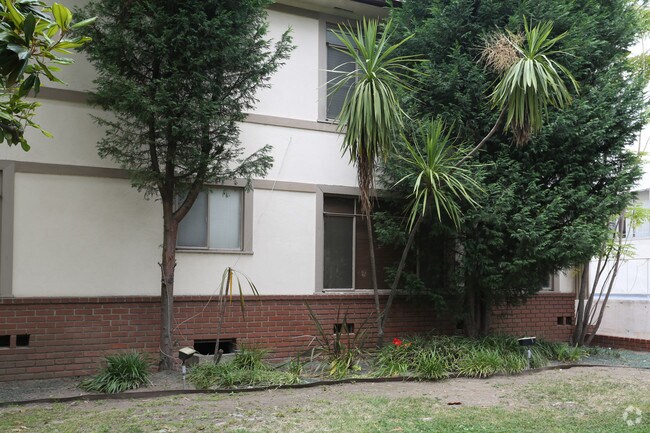 Building Photo - 349 N Palm Dr