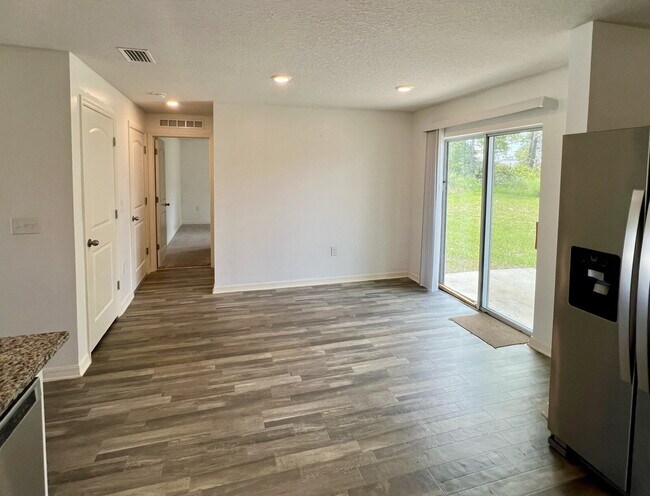 Building Photo - 4-Bedroom Home with Primary Suite | Intern...