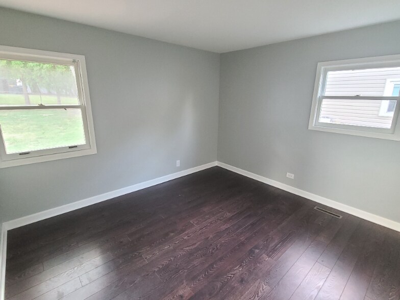 Building Photo - 202 E Streamwood Blvd