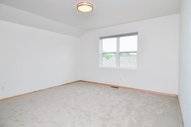 Building Photo - 2220 Blue Stem Ln