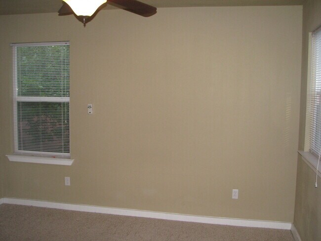 Building Photo - UT PRE-LEASE: North Campus 6 bed / 3 bath Remodel, High-End Kitchen Features SS Appliances, Wood ...