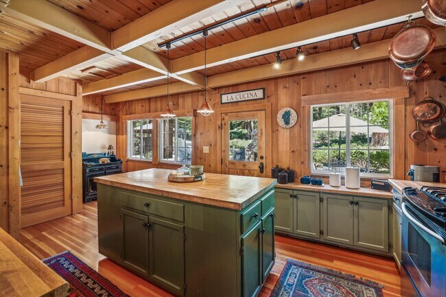 Building Photo - Carnelian Bay 3 Bedroom Ski Lease