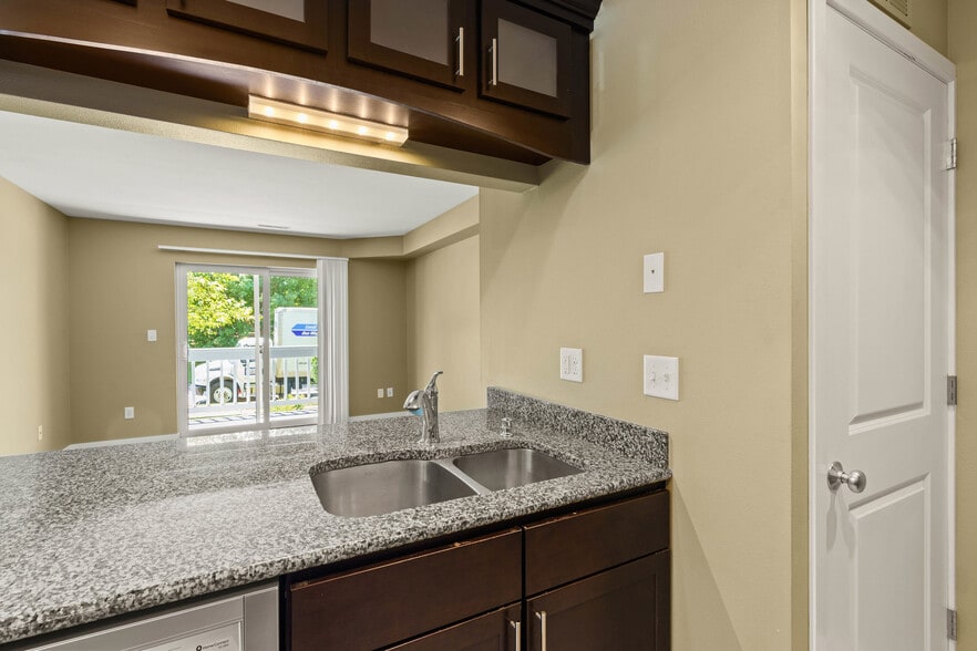 Building Photo - Oakcrest Condominiums