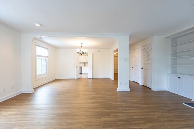 Building Photo - Charming 3 BR/2.5 BA 2-Level Condo in Cath...