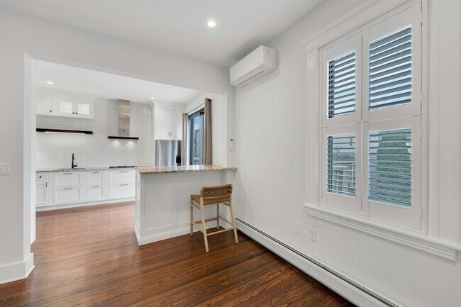 Building Photo - 722 27th St