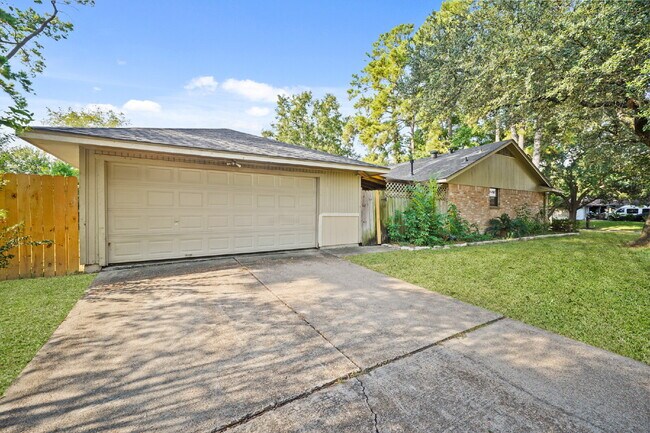 Building Photo - Charming home in Woodland Oaks Subdivision