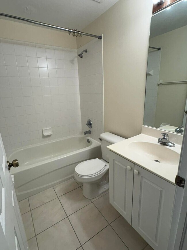 Building Photo - 2/2 Condo for Rent in Fort Myers