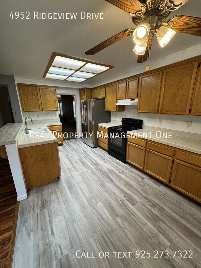 Building Photo - 4952 Ridgeview Dr