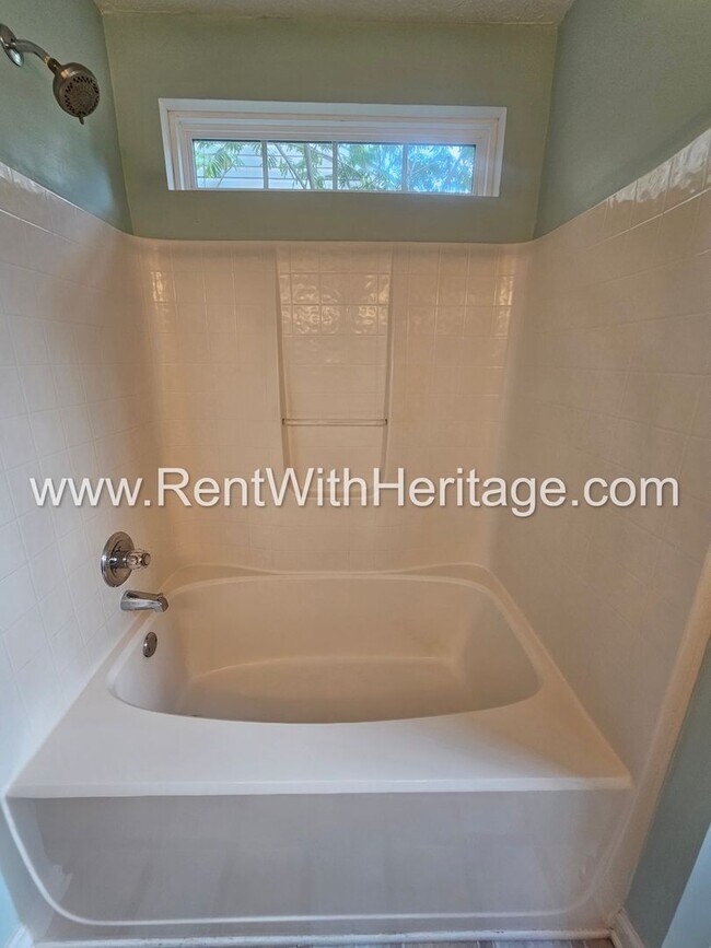 Building Photo - Gorgeous 5 bedroom, 2.5 bath / Attention t...