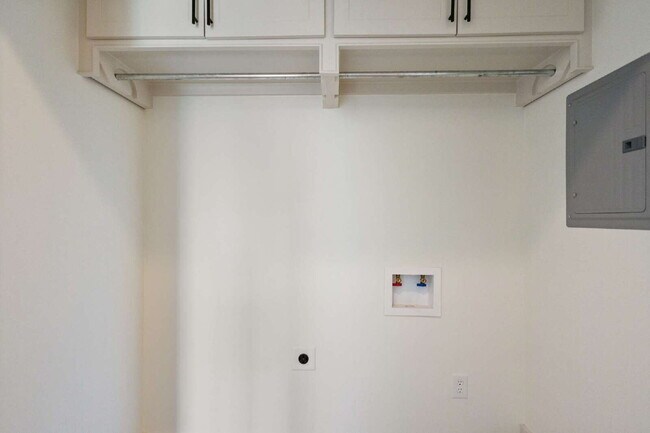 Building Photo - Luxury Townhome for Rent in Waterpointe | 3 Bed | 2.5 Bath | Private Courtyard