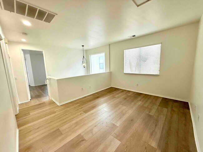 Building Photo - Gated Community - Updated Harbor City Townhouse - 3 bed / 2.5 bath