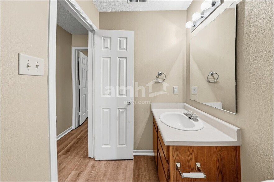 Building Photo - 10777 Emery Dr