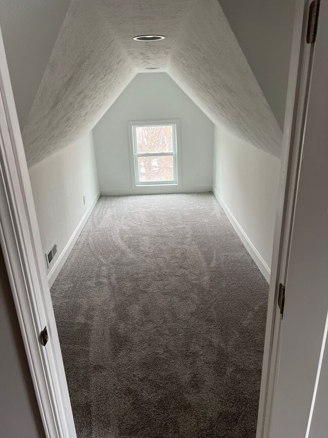 Building Photo - Gorgeous 4 bed, 2.5 bath stunner in Lakewood!