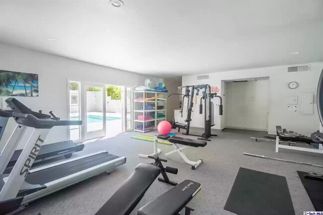 Building Photo - 2222 N Beachwood Dr