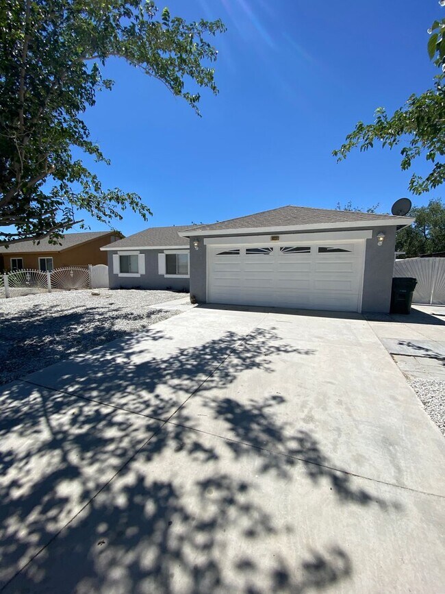 Building Photo - 4 BEDROOM ADELANTO HOME