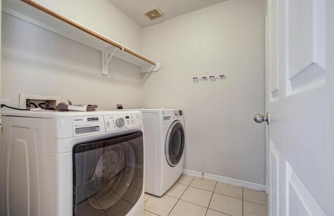 Building Photo - 21903 Silverfield Park Ln