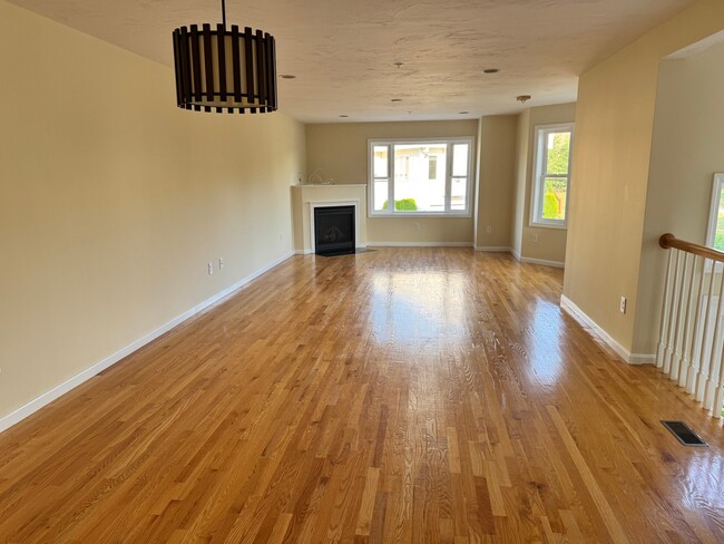 Building Photo - 6 Queen Isabella Way