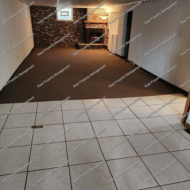 Building Photo - Three Bedroom With Oversized Garage