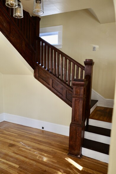 Entryway - 8607 SE Morrison St