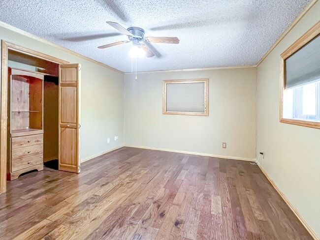 Building Photo - Spacious 3 bedroom 2 bath with Solar Panels