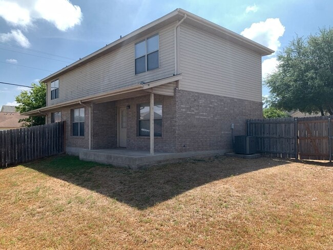 Building Photo - 2/2.5/1   Carpet only on Stairs /Large Fen...