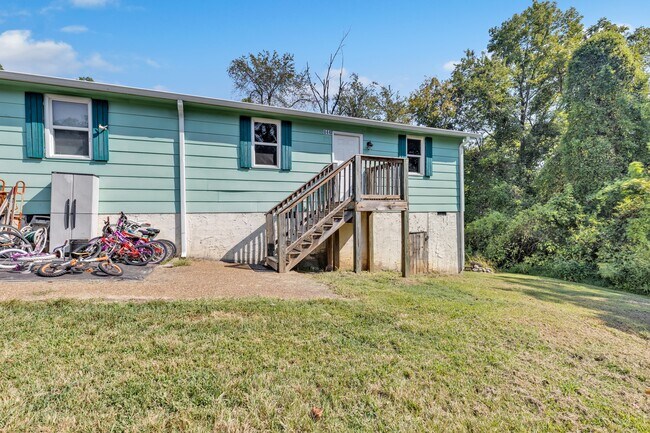Building Photo - 844 Circle Dr