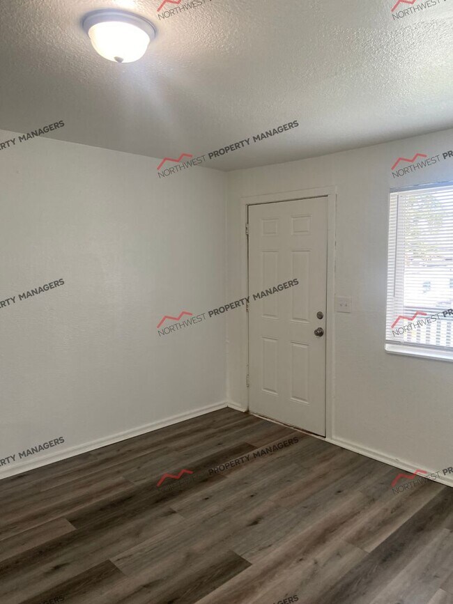 Building Photo - R72B