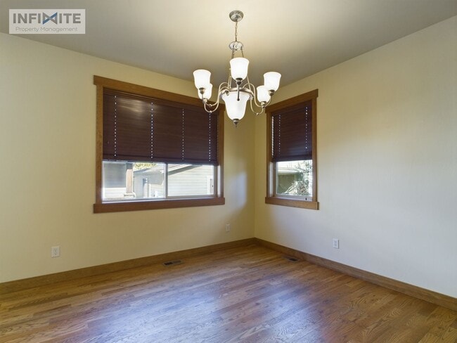 Building Photo - 3 Bedroom and Office!
