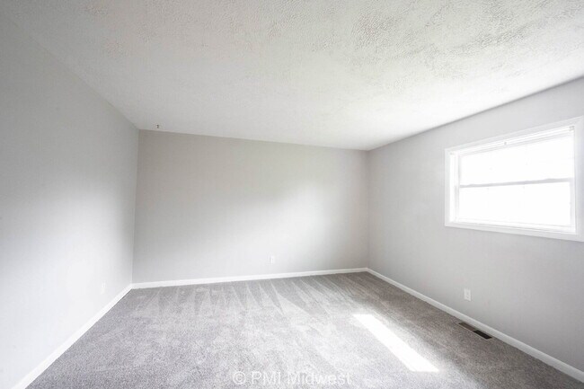 Building Photo - "Charming 2-Bed Townhouse Retreat on Progr...